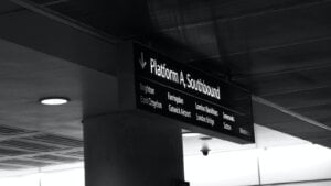 Modne klapki na platformie – idealne obuwie na lato